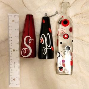 Salt shaker, pepper grinder, oil/vinegar bottle